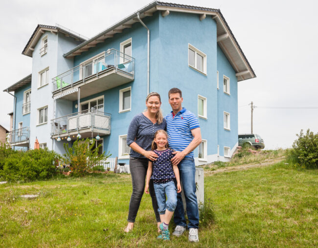 Familie im Eigenheim
