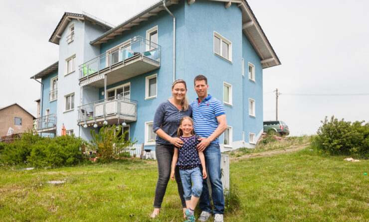Familie im Eigenheim