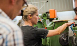 Fördermöglichkeiten für KMU in Thüringen (im Bild: eine Arbeiterin in einer Werkhalle bedient eine Maschine)) Fördermöglichkeiten für KMU in Thüringen (im Bild: eine Arbeiterin in einer Werkhalle bedient eine Maschine))