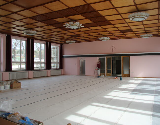 Der ehemalige Saal der Strumpffabrik in Diedorf wird saniert (im Bild: Saal mit frisch gestrichenen Wänden)