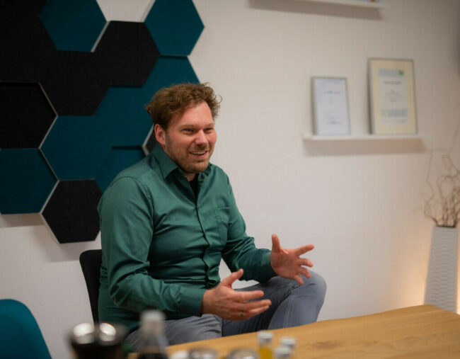 Hans Elstner über die Gründung der rooom AG (im Bild: Hans Elstner am Schreibtisch)