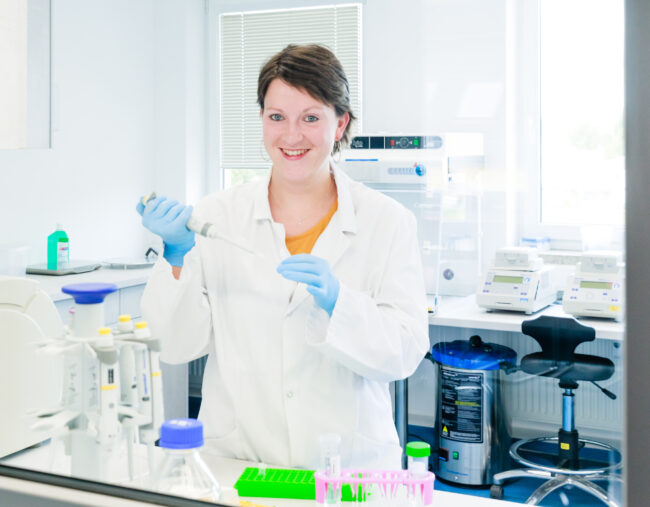 Dr. Carolin Dippmann forscht im Kampf gegen Gebärmutterhalskrebs (im Bild: Carolin Dippmann im Labor)