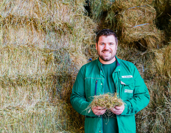 Investitionen und Innovationen in der Landwirtschaft (im Bild: Heinrich Meusel mit seinem Produkt: Heu)