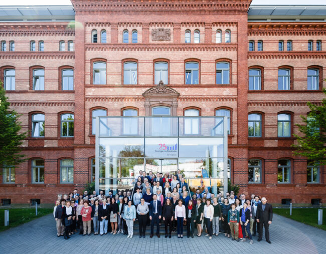 TAB als Arbeitgeberin (im Bild: Mitarbeiter:innen vor der TAB)