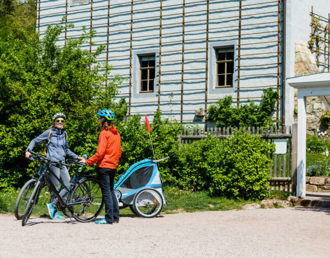 Tourismus in Thüringen (im Bild: zwei Radtouristinnen vor dem Goethe Gartenhaus in Weimar)