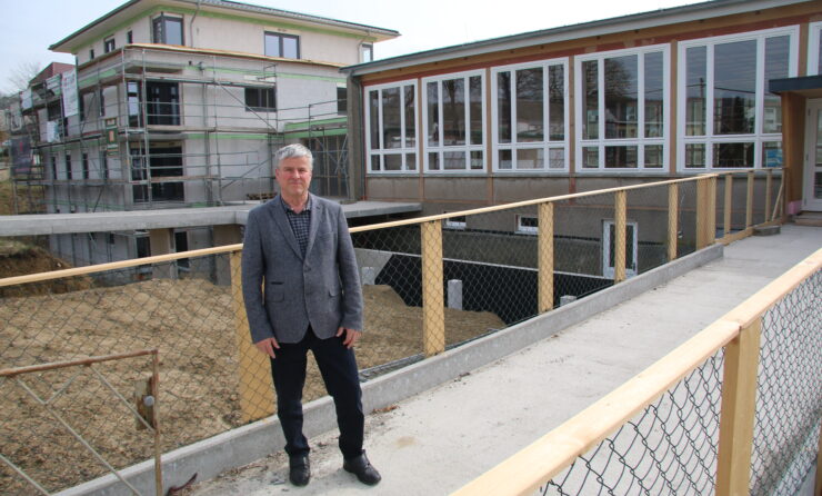 Erich Petke an der Baustelle der ehemaligen Strumpffabrik (im Bild: Erich Petke vor eingezäuntem Gebäude) Erich Petke an der Baustelle der ehemaligen Strumpffabrik (im Bild: Erich Petke vor eingezäuntem Gebäude)