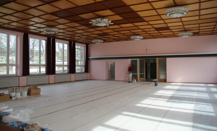 Der ehemalige Saal der Strumpffabrik in Diedorf wird saniert (im Bild: Saal mit frisch gestrichenen Wänden)