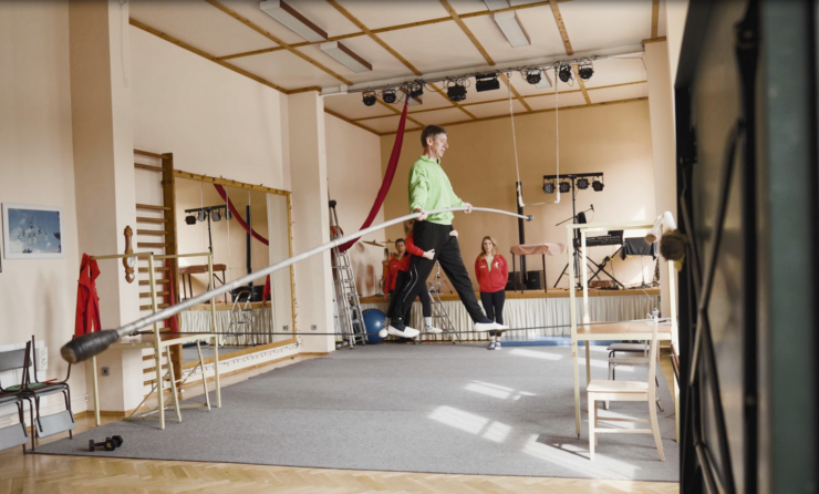 Peter Weisheit, Chef der Hochseiltruppe "Geschwister Weisheit", ist optimistisch (im Bild: Peter Weisheit auf dem Seil)