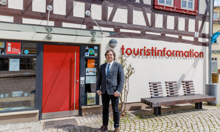 Bürgermeister Gerold Slotsch vor der Tourismusinformation in Ruhla