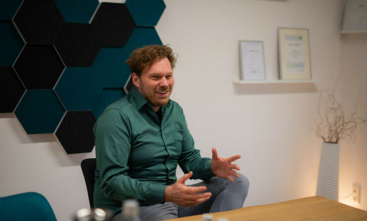 Hans Elstner über die Gründung der rooom AG (im Bild: Hans Elstner am Schreibtisch)