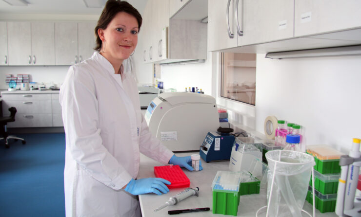 Dr. Carolin Dippmann forscht an einem Test, um Tumorzellen zuverlässig nachzuweisen.