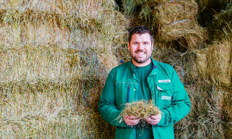 Investitionen und Innovationen in der Landwirtschaft (im Bild: Heinrich Meusel mit seinem Produkt: Heu)