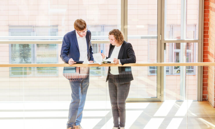 Investitionsberatung für Kommunen (im Bild: zwei TAB-Mitarbeiter*innen im Gespräch)