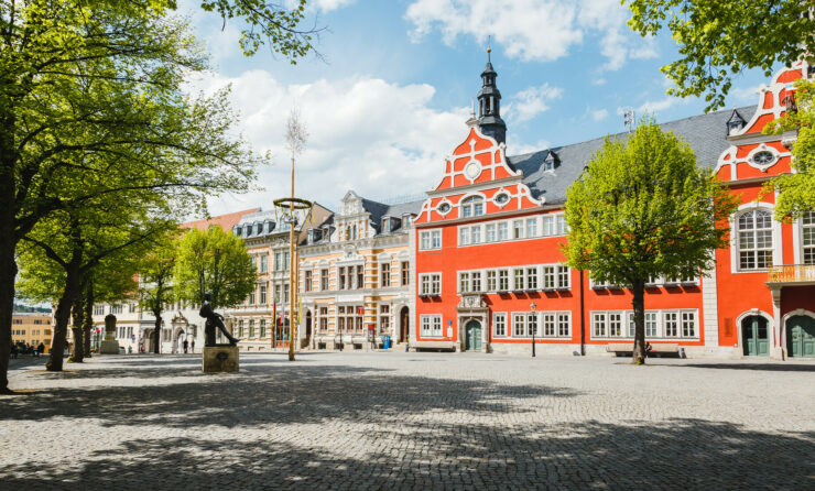 Kommunen in Thüringen (im Bild: Marktplatz und Rathaus von Arnstadt)
