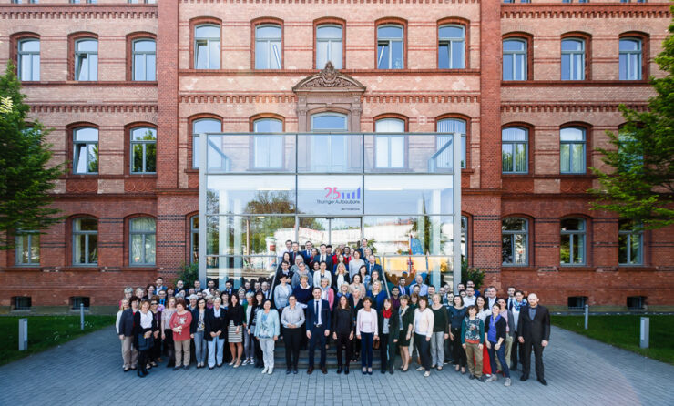 TAB als Arbeitgeberin (im Bild: Mitarbeiter:innen vor der TAB)