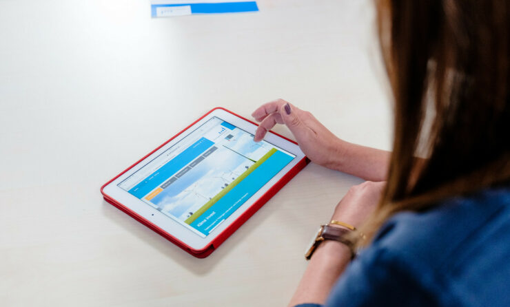 TAB-Newsletter Kommunal (im Bild: eine Frau bedient ein Tablet)