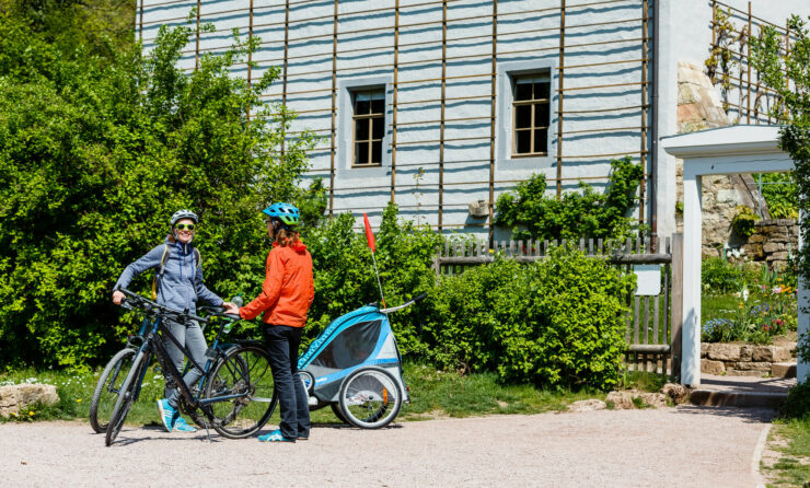 Tourismus in Thüringen (im Bild: zwei Radtouristinnen vor dem Goethe Gartenhaus in Weimar)