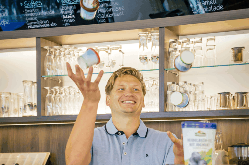 Eine Nachfolge-Erfolgsgeschichte: Georg Pfaff jongliert mit Eis
