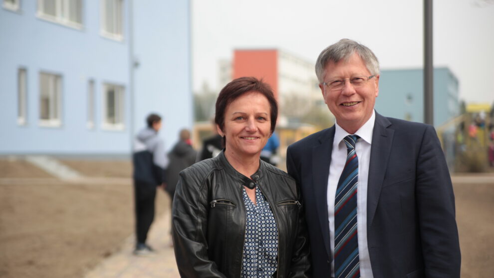Schulneubau in Bad Lobenstein (im Bild: Direktorin und Landrat vor dem Neubau)