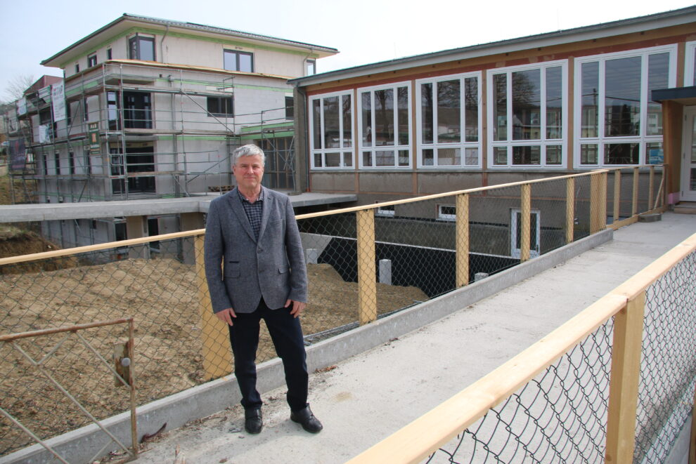 Erich Petke an der Baustelle der ehemaligen Strumpffabrik (im Bild: Erich Petke vor eingezäuntem Gebäude)