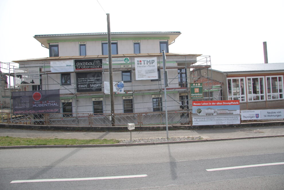 Über das Innenstadtstabilisierungsprogramm entsteht ein barrierefreies Wohnhaus (im Bild: eingezäuntes Gebäude im Bau)