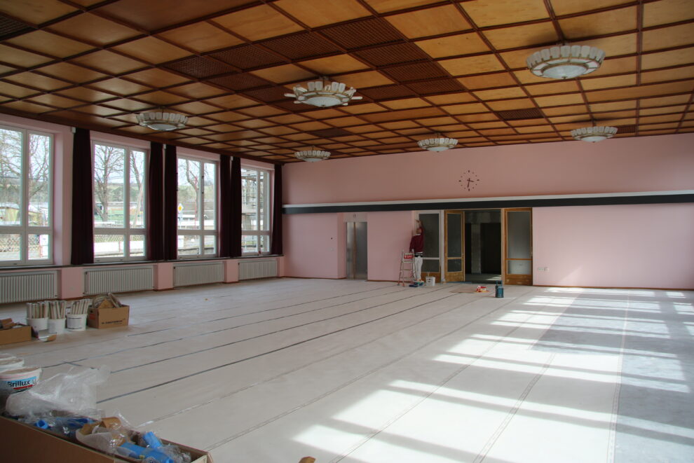 Der ehemalige Saal der Strumpffabrik in Diedorf wird saniert (im Bild: Saal mit frisch gestrichenen Wänden)